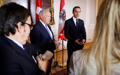 Am 13. Oktober 2016 empfing Bundeskanzler Christian Kern (r.) den Bundespr&auml;sidenten der Schweizer Eidgenossenschaft Johann Schneider-Ammann (l.) zu einem Arbeitsgespr&auml;ch im Bundeskanzleramt. Im Anschluss fand ein Pressegespr&auml;ch statt.