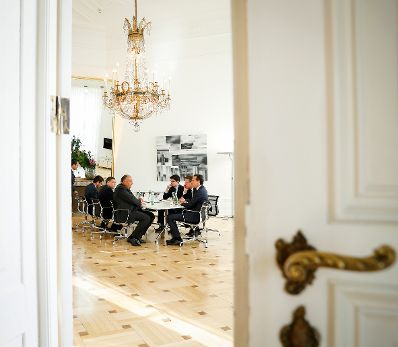 Am 14. Oktober 2016 empfing Bundeskanzler Christian Kern (r.) den &auml;gyptischen Au&szlig;enminister Sameh Hassan Shoukry (l.) zu einem Arbeitsgespr&auml;ch im Bundeskanzleramt.