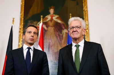Am 17. Oktober 2016 empfing Bundeskanzler Christian Kern (l.) den Ministerpr&auml;sidenten von Baden- W&uuml;rttemberg Winfried Kretschmann (r.) zu einem Arbeitsgespr&auml;ch im Bundeskanzleramt.