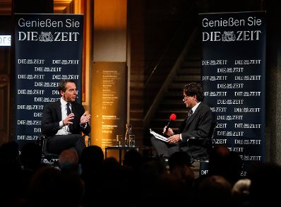 Am 17. Oktober 2016 stellte sich Bundeskanzler Christian Kern (l.) den Fragen des Chefredakteur der deutschen Wochenzeitung Die Zeit Giovanni di Lorenzo (r.) beim ZEIT-Gespr&auml;ch im MAK.