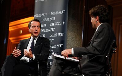 Am 17. Oktober 2016 stellte sich Bundeskanzler Christian Kern (l.) den Fragen des Chefredakteur der deutschen Wochenzeitung Die Zeit Giovanni di Lorenzo (r.) beim ZEIT-Gespr&auml;ch im MAK.