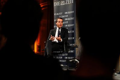 Am 17. Oktober 2016 stellte sich Bundeskanzler Christian Kern (im Bild) den Fragen des Chefredakteur der deutschen Wochenzeitung Die Zeit Giovanni di Lorenzo beim ZEIT-Gespr&auml;ch im MAK.