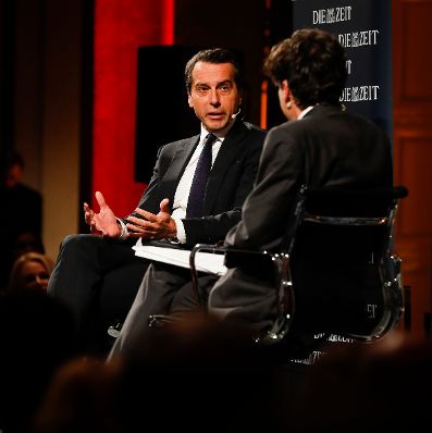 Am 17. Oktober 2016 stellte sich Bundeskanzler Christian Kern (l.) den Fragen des Chefredakteur der deutschen Wochenzeitung Die Zeit Giovanni di Lorenzo (r.) beim ZEIT-Gespr&auml;ch im MAK.