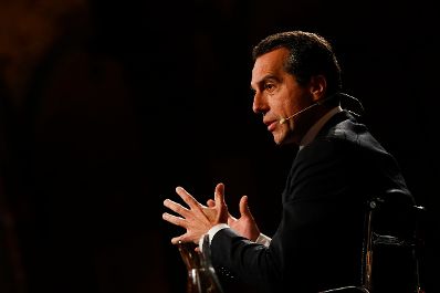 Am 17. Oktober 2016 stellte sich Bundeskanzler Christian Kern (im Bild) den Fragen des Chefredakteur der deutschen Wochenzeitung Die Zeit Giovanni di Lorenzo beim ZEIT-Gespr&auml;ch im MAK.