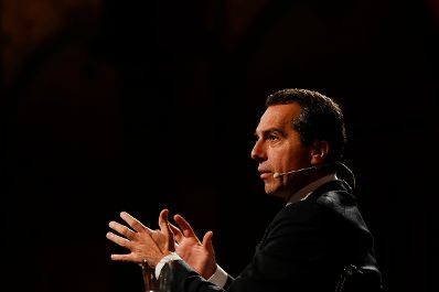 Am 17. Oktober 2016 stellte sich Bundeskanzler Christian Kern (im Bild) den Fragen des Chefredakteur der deutschen Wochenzeitung Die Zeit Giovanni di Lorenzo beim ZEIT-Gespr&auml;ch im MAK.