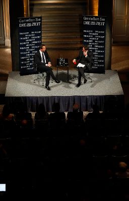 Am 17. Oktober 2016 stellte sich Bundeskanzler Christian Kern (l.) den Fragen des Chefredakteur der deutschen Wochenzeitung Die Zeit Giovanni di Lorenzo (r.) beim ZEIT-Gespr&auml;ch im MAK.