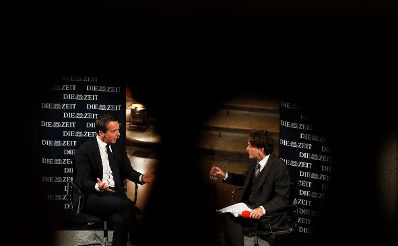 Am 17. Oktober 2016 stellte sich Bundeskanzler Christian Kern (l.) den Fragen des Chefredakteur der deutschen Wochenzeitung Die Zeit Giovanni di Lorenzo (r.) beim ZEIT-Gespr&auml;ch im MAK.