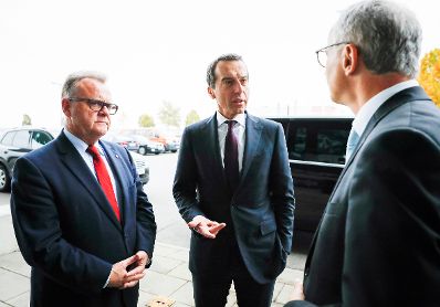 Am 18. Oktober 2016 besuchte Bundeskanzler Christian Kern (m.) das Bundesland Burgenland. Im Bild mit Landeshauptmann Hans Niessl (l.) in der Fachhochschule Eisenstadt.