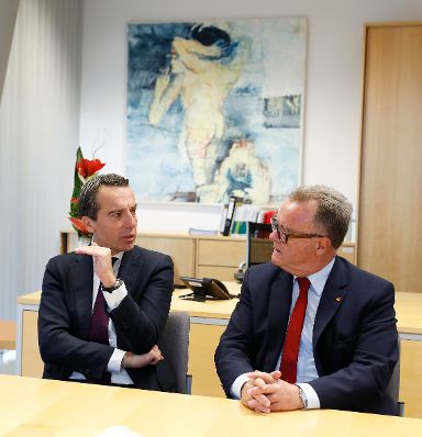 Am 18. Oktober 2016 besuchte Bundeskanzler Christian Kern (l.) das Bundesland Burgenland. Im Bild mit Landeshauptmann Hans Niessl (r.) in der Fachhochschule Eisenstadt.