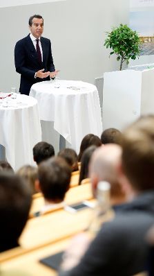 Am 18. Oktober 2016 besuchte Bundeskanzler Christian Kern das Bundesland Burgenland. Im Bild in der Fachhochschule Eisenstadt.