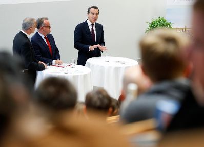 Am 18. Oktober 2016 besuchte Bundeskanzler Christian Kern (r.) das Bundesland Burgenland. Im Bild mit Landeshauptmann Hans Niessl (m.) in der Fachhochschule Eisenstadt.