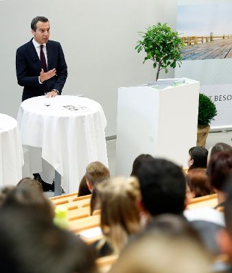 Am 18. Oktober 2016 besuchte Bundeskanzler Christian Kern das Bundesland Burgenland. Im Bild in der Fachhochschule Eisenstadt.