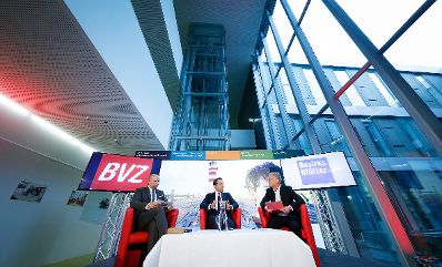 Am 18. Oktober 2016 besuchte Bundeskanzler Christian Kern (m.) das Bundesland Burgenland. Im Bild beim Pressegespr&auml;ch mit Publikumsbeteiligung mit Bezirksbl&auml;tter-Chefredakteur Christian Uchann (r.) und BVZ-Chefredakteur Markus Stefanitsch (l).