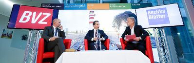 Am 18. Oktober 2016 besuchte Bundeskanzler Christian Kern (m.) das Bundesland Burgenland. Im Bild beim Pressegespr&auml;ch mit Publikumsbeteiligung mit Bezirksbl&auml;tter-Chefredakteur Christian Uchann (r.) und BVZ-Chefredakteur Markus Stefanitsch (l).
