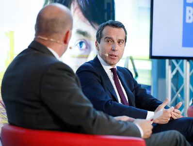 Am 18. Oktober 2016 besuchte Bundeskanzler Christian Kern (r.) das Bundesland Burgenland. Im Bild beim Pressegespr&auml;ch mit Publikumsbeteiligung mit Bezirksbl&auml;tter-Chefredakteur Christian Uchann und BVZ-Chefredakteur Markus Stefanitsch (l).