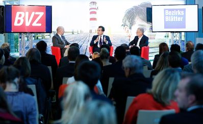 Am 18. Oktober 2016 besuchte Bundeskanzler Christian Kern (m.) das Bundesland Burgenland. Im Bild beim Pressegespr&auml;ch mit Publikumsbeteiligung mit Bezirksbl&auml;tter-Chefredakteur Christian Uchann (r.) und BVZ-Chefredakteur Markus Stefanitsch (l).