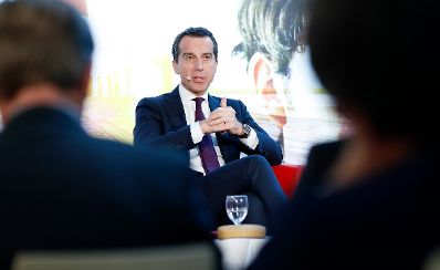 Am 18. Oktober 2016 besuchte Bundeskanzler Christian Kern (im Bild) das Bundesland Burgenland. Im Bild beim Pressegespr&auml;ch mit Publikumsbeteiligung mit Bezirksbl&auml;tter-Chefredakteur Christian Uchann und BVZ-Chefredakteur Markus Stefanitsch.