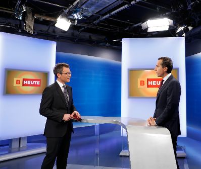 Am 18. Oktober 2016 besuchte Bundeskanzler Christian Kern (r.) das Bundesland Burgenland. Im Bild bei der Aufzeichnung des Interview f&uuml;r "Burgenland heute".