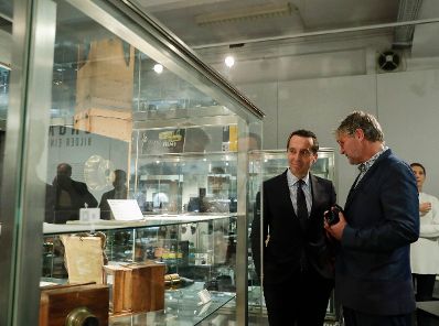 Am 19. Oktober 2016 er&ouml;ffnete Bundeskanzler Christian Kern (l.) die Ausstellung Ungarn 56 im Westlicht.
