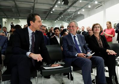 Am 19. Oktober 2016 er&ouml;ffnete Bundeskanzler Christian Kern (l.) die Ausstellung Ungarn 56 im Westlicht. Im Bild mit Alexander Van der Bellen (m.).