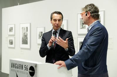 Am 19. Oktober 2016 er&ouml;ffnete Bundeskanzler Christian Kern (l.) die Ausstellung Ungarn 56 im Westlicht.