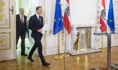 Bundeskanzler Christian Kern (r.) mit Vizekanzler und Bundesminister Reinhold Mitterlehner (l.) beim Medienbriefing &uuml;ber die Regierungssitzung am 25. Oktober 2016.
