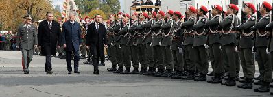Am 26. Oktober 2016 fand anl&auml;sslich des Nationalfeiertages die traditionelle Kranzniederlegung am Grabmal des unbekannten Soldaten - zum Gedenken an die Gefallenen und Vermissten der beiden Weltkriege vor der Krypta am Wiener Heldenplatz statt. Im Bild (v.r.n.l.) Bundeskanzler Christian Kern, Vizekanzler und Bundesminister Reinhold Mitterlehner, Verteidigungsminister Hans Peter Doskozil und Generalstabschef Othmar Commenda.