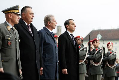 Am 26. Oktober 2016 fand anl&auml;sslich des Nationalfeiertages die traditionelle Kranzniederlegung am Grabmal des unbekannten Soldaten - zum Gedenken an die Gefallenen und Vermissten der beiden Weltkriege vor der Krypta am Wiener Heldenplatz statt. Im Bild (v.r.n.l.) Bundeskanzler Christian Kern, Vizekanzler und Bundesminister Reinhold Mitterlehner, Verteidigungsminister Hans Peter Doskozil und Generalstabschef Othmar Commenda.