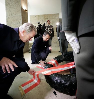Am 26. Oktober 2016 fand anl&auml;sslich des Nationalfeiertages die traditionelle Kranzniederlegung am Grabmal des unbekannten Soldaten - zum Gedenken an die Gefallenen und Vermissten der beiden Weltkriege vor der Krypta am Wiener Heldenplatz statt. Im Bild Bundeskanzler Christian Kern (r.) und Vizekanzler und Bundesminister Reinhold Mitterlehner (l.).