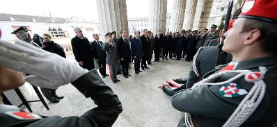 Am 26. Oktober 2016 fand anl&auml;sslich des Nationalfeiertages die traditionelle Kranzniederlegung am Grabmal des unbekannten Soldaten - zum Gedenken an die Gefallenen und Vermissten der beiden Weltkriege vor der Krypta am Wiener Heldenplatz statt. Im Bild (v.r.n.l.) Generalstabschef Othmar Commenda, Bundeskanzler Christian Kern, Vizekanzler und Bundesminister Reinhold Mitterlehner und Verteidigungsminister Hans Peter Doskozil.