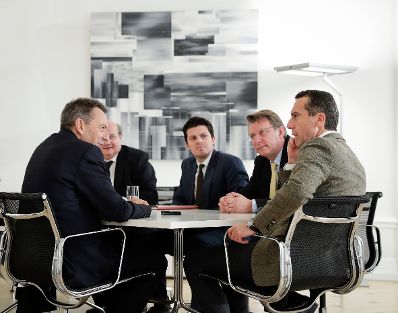 Am 27. Oktober 2016 empfing Bundeskanzler Christian Kern (r.) den Pr&auml;sidenten des Internationalen Kommitees des Roten Kreuzes Peter Maurer (l.) zu einem Gespr&auml;ch.