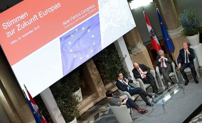 Am 3. November 2016 nahm der Bundeskanzler an der Podiumsdiskussion "Stimmen zur Zukunft Europas" teil. Im Bild (v.l.n.r.) die Moderatorin Mari Lang, Bundeskanzler Christian Kern, der Pr&auml;sident des Europ&auml;ischen Parlamentes Martin Schulz, der Pr&auml;sident der Europ&auml;ischen Kommission Jean-Claude Juncker und Vizekanzler und Bundesminister Reinhold Mitterlehner.