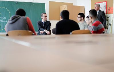 Am 21. November 2016 besuchte Bundeskanzler Christian Kern (m.l.) die Polytechnische Schule Burggasse in Wien. Im Bild im Gespr&auml;ch mit Sch&uuml;lern.