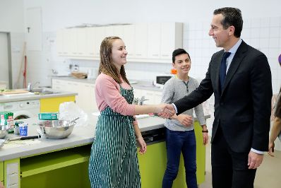 Am 21. November 2016 besuchte Bundeskanzler Christian Kern (r.) die Polytechnische Schule Burggasse in Wien. Im Bild im Gespr&auml;ch mit Sch&uuml;lern.