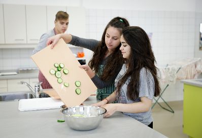 Am 21. November 2016 besuchte Bundeskanzler Christian Kern die Polytechnische Schule Burggasse in Wien. Im Bild Sch&uuml;ler bei der Zubereitung von Essen.
