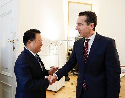 Am 23. November 2016 fand die Unterzeichnung einer &quot;Joint Declaration&quot; zwischen &Ouml;sterreich und der UNIDO statt. Im Bild Bundeskanzler Christian Kern (r.) mit UNIDO Generaldirektor LI Yong (l.).