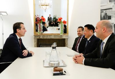 Am 23. November 2016 fand die Unterzeichnung einer &quot;Joint Declaration&quot; zwischen &Ouml;sterreich und der UNIDO statt. Im Bild Bundeskanzler Christian Kern (l.) mit UNIDO Generaldirektor LI Yong (r.).