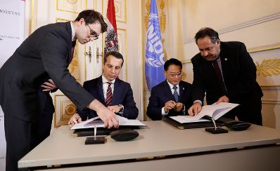Am 23. November 2016 fand die Unterzeichnung einer &quot;Joint Declaration&quot; zwischen &Ouml;sterreich und der UNIDO statt. Im Bild Bundeskanzler Christian Kern (l.) mit UNIDO Generaldirektor LI Yong (r.).