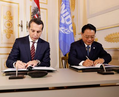 Am 23. November 2016 fand die Unterzeichnung einer &quot;Joint Declaration&quot; zwischen &Ouml;sterreich und der UNIDO statt. Im Bild Bundeskanzler Christian Kern (l.) mit UNIDO Generaldirektor LI Yong (r.).