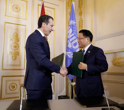 Am 23. November 2016 fand die Unterzeichnung einer &quot;Joint Declaration&quot; zwischen &Ouml;sterreich und der UNIDO statt. Im Bild Bundeskanzler Christian Kern (l.) mit UNIDO Generaldirektor LI Yong (r.).