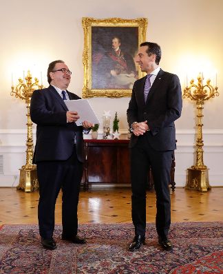 Am 25. November 2016 wurde Bundeskanzler Christian Kern (r.) von der Diakonie &Ouml;sterreich ein Adventkranz &uuml;berreicht. Im Bild mit Direktor Michael Chalupka (l.).
