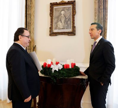 Am 25. November 2016 wurde Bundeskanzler Christian Kern (r.) von der Diakonie &Ouml;sterreich ein Adventkranz &uuml;berreicht. Im Bild mit Direktor Michael Chalupka (l.).