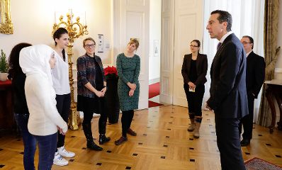 Am 25. November 2016 wurde Bundeskanzler Christian Kern (r.) von der Diakonie &Ouml;sterreich ein Adventkranz &uuml;berreicht.