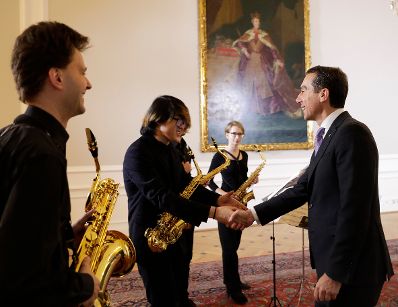 Am 25. November 2016 wurde Bundeskanzler Christian Kern (r.) von der Diakonie &Ouml;sterreich ein Adventkranz &uuml;berreicht.