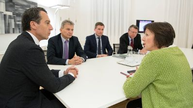 Am 30. November 2016 empfing Bundeskanzler Christian Kern (l.) den &Ouml;GB-Pr&auml;sident Erich Foglar (m.l.) und die Generalsekret&auml;rin Frances O'Grady (r.) zu einem Gespr&auml;ch.