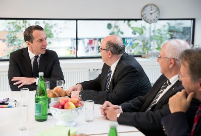 Am 30. November 2016 traf Bundeskanzler Christian Kern (l.) UnternehmerInnen zu einem Gespr&auml;ch.