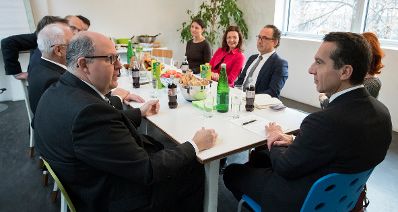 Am 30. November 2016 traf Bundeskanzler Christian Kern (r.) UnternehmerInnen zu einem Gespr&auml;ch.