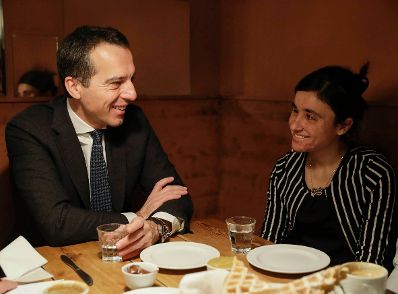 Am 2. Dezember 2016 traf Bundeskanzler Christian Kern (l.) die Sacharow-Preistr&auml;gerin Lamiya Aji Bashar (r.) zu einem Gespr&auml;ch.