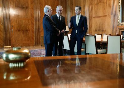 Am 7. Dezember 2016 empfing Bundeskanzler Christian Kern (r.) den designierten Bundespr&auml;sidenten Alexander Van der Bellen (m.) zu einem Gespr&auml;ch. Im Bild mit Bundespr&auml;sident a.D. Heinz Fischer (l.).