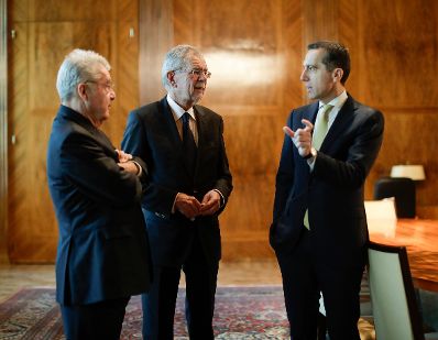 Am 7. Dezember 2016 empfing Bundeskanzler Christian Kern (r.) den designierten Bundespr&auml;sidenten Alexander Van der Bellen (m.) zu einem Gespr&auml;ch. Im Bild mit Bundespr&auml;sident a.D. Heinz Fischer (l.).